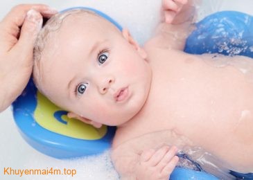 Tắm cho trẻ sơ sinh thế nào mới đúng cách?