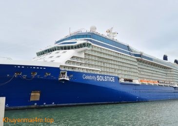 Tàu du lịch Celebrity Solstice với gần 2.700 khách quốc tế đến Hạ Long