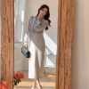 Cách diện chân váy suông tới công sở chuẩn thanh lịch, nhưng vẫn rất trẻ trung