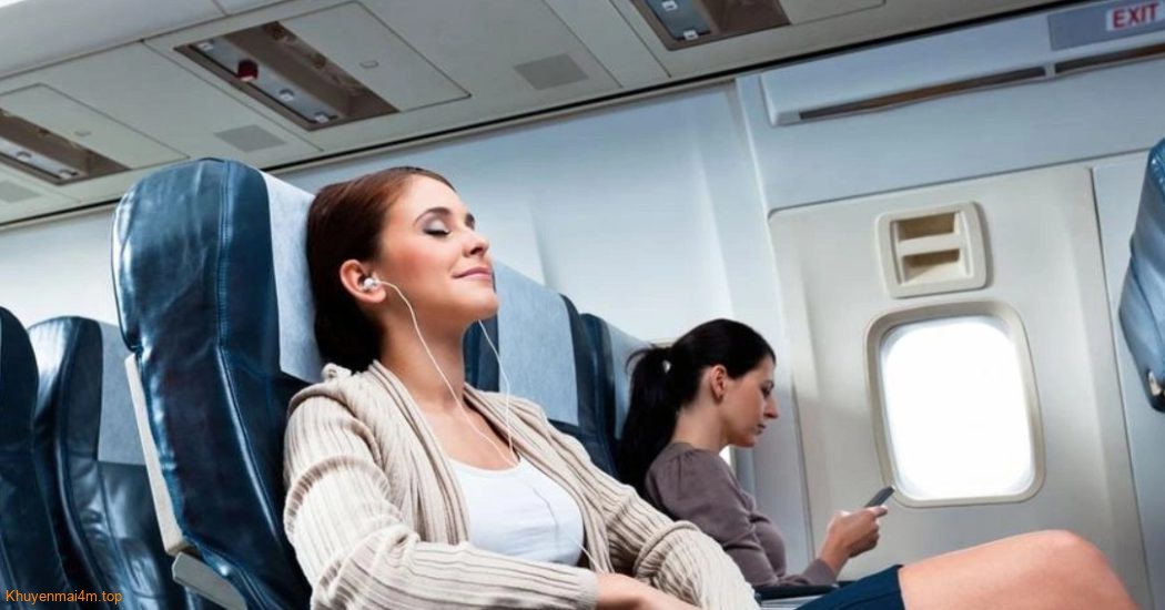 Tại sao không nên ngồi bắt chéo chân trên máy bay?