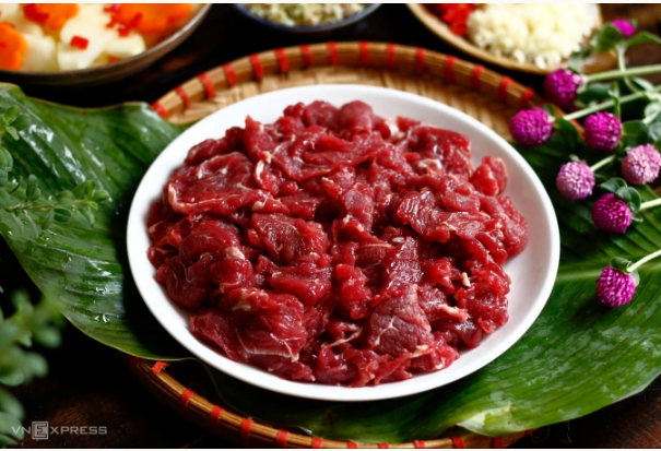 Bác sĩ chỉ cách phân biệt thịt bò thật và thịt giả tẩm hóa chất