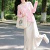 Chân váy trắng mềm rũ đầy nữ tính hot trend của mùa hè năm nay