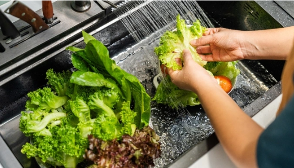 Sai lầm ngâm rau bằng nước muối của người Việt