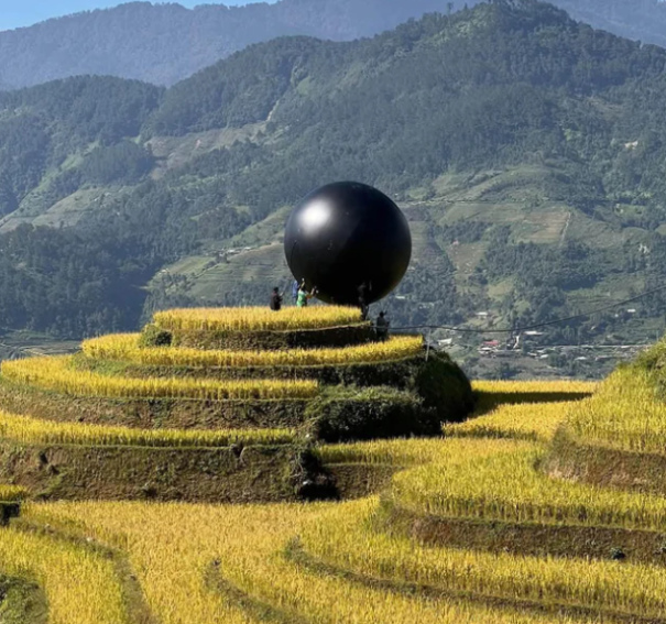Người nước ngoài đặt quả cầu đen trên mâm xôi Mù Cang Chải, không xin phép
